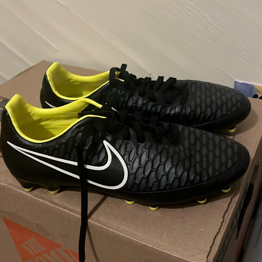 Women’s Nike cleats size 8 still new